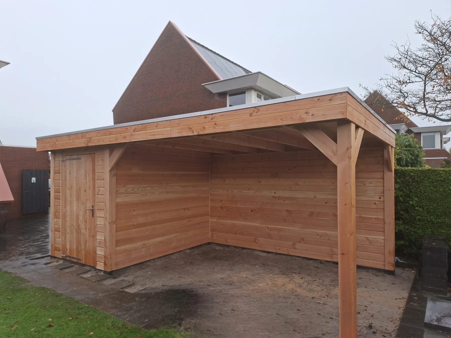 Douglas tuinschuur met overkapping in Hoogezand