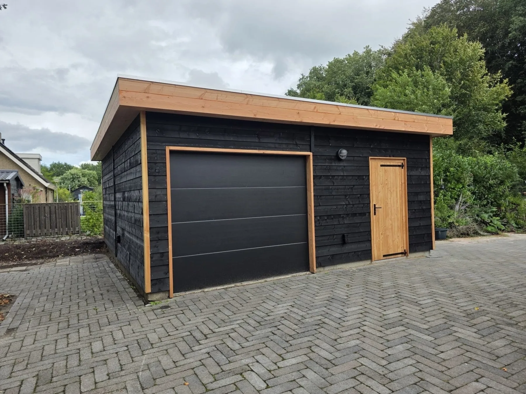 Douglas tuinschuur met elektrische garagedeur in Smilde