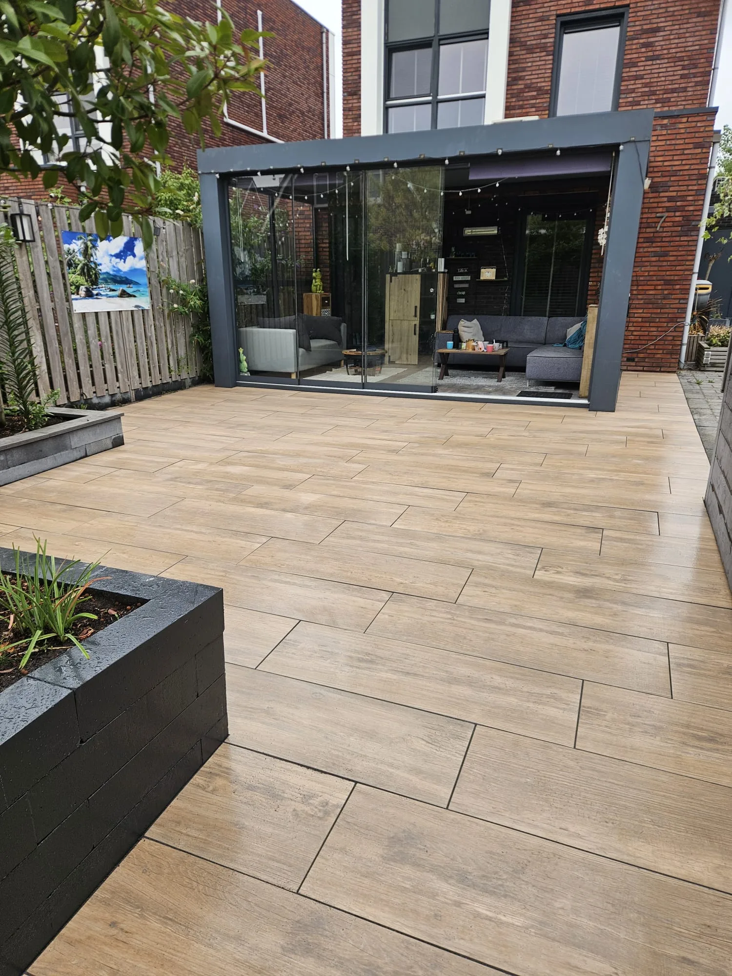 Terras met keramische tegels woodlook in Groningen
