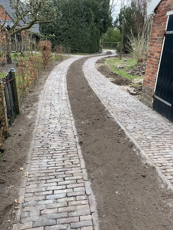 Oude gebakken bestrating met graskeien in Zuidlaren