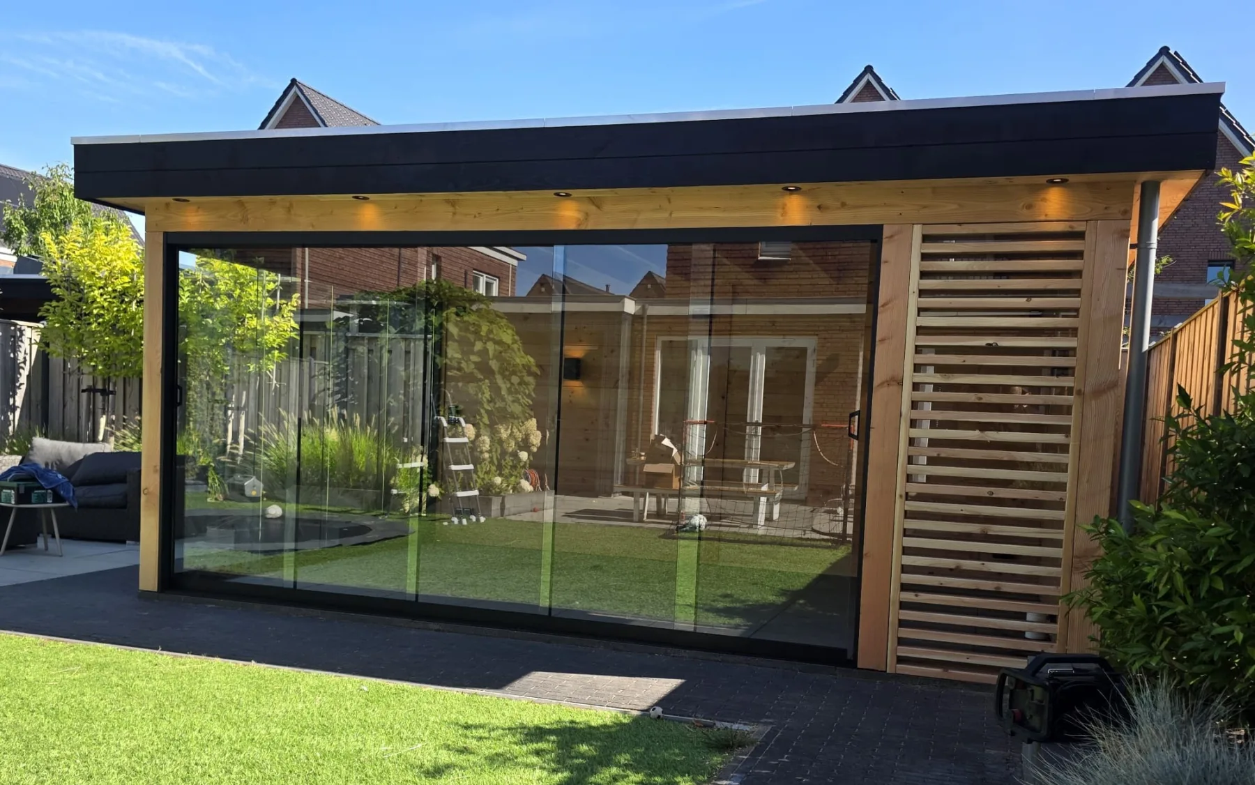Douglas overkapping met glazen schuifwanden in Meerstad