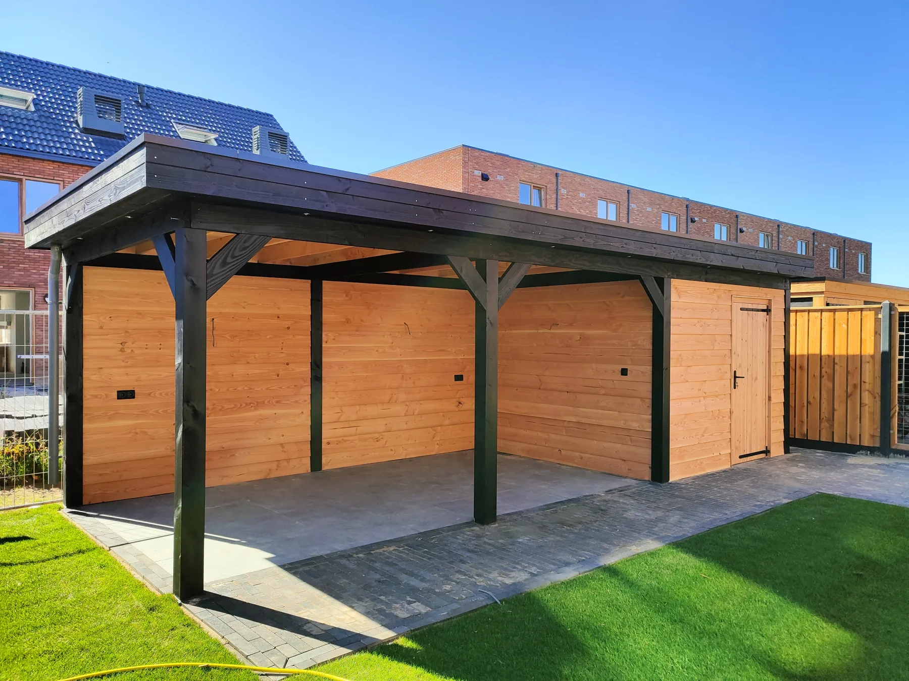Douglas tuinschuur met overkapping in Assen